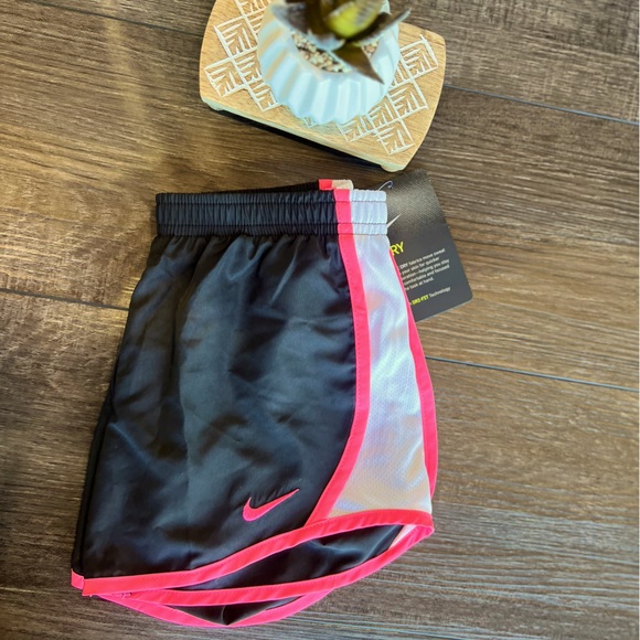 👀 Super cute 🌺 Girl's Nike Short, Size: 6X youth Girls, black, hot pink, new - Picture 2 of 4
